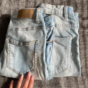 2 jeans size 36 both for 150kr