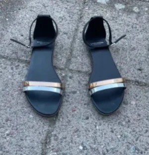  Skor  -  detta är ett par jättefina vagabond skor som jag tyvärr köpte i fel storlek. De är aldrig använda så de är i mycket bra skick. Det går bra att trycka på köp nu knappen. Det är bara att du hör av dig om du har frågor.