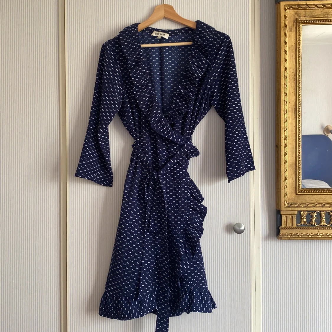 Draperad volangklänning 