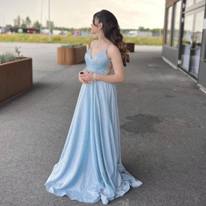 Klänning - Jag säljer min glittriga finklänning i storlek 34. Klänningen är köpt från Dressroom Linné. Använd endast 1gång, så den är i topp skick.  Priset kan diskuteras! 