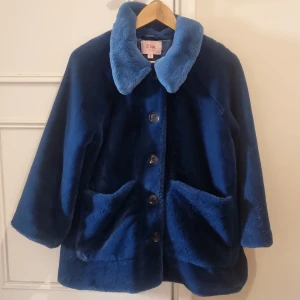 Fuskpälsjacka elsa hosk - Blå fuskpälsjacka från bikbok, elsa hosk's kollektion. Använd men fint skick. Pris kan diskuteras vid snabb affär