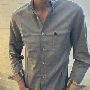 Burberry Skjorta - Säljer en burberry skjorta. 9/10 skick, inga flaws! Strl S men passar även M! Vid frågor är det bara att höra av sig!