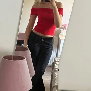 Zara röd off-shoulder - LÅNADE BILDER. Röd zara topp o strl L. Köpt på vinted, prislappen är kvar! 