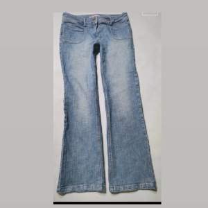 Säljer dessa sååå fina jeans med unika detaljer🤩 Jenasen år i så fint skick med en snygg lågmidjad o bootcut passform💕 Midjemått: 44cm innerbenslängden:75cm🌟 (Dessa jeans passar ej mig så har inge bilder på) 🥰