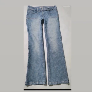 lågmidjade jeans unika - Säljer dessa sååå fina jeans med unika detaljer🤩 Jenasen år i så fint skick med en snygg lågmidjad o bootcut passform💕 Midjemått: 44cm innerbenslängden:75cm🌟 (Dessa jeans passar ej mig så har inge bilder på) 🥰