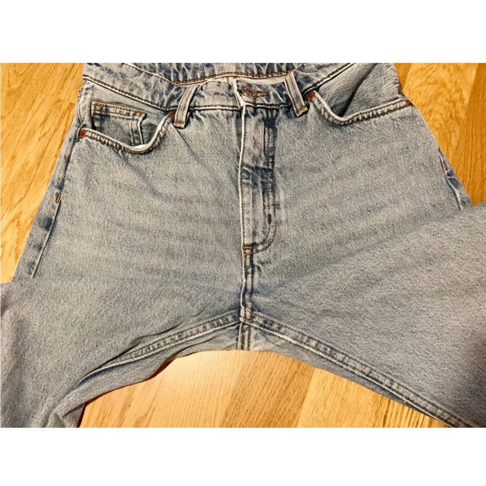 Ljusblåa Monki kimono jeans storlek W26 (EUR34) Superlite slitage mellan benen (se bild 3) annars exemplariskt skick! . Jeans & Byxor.