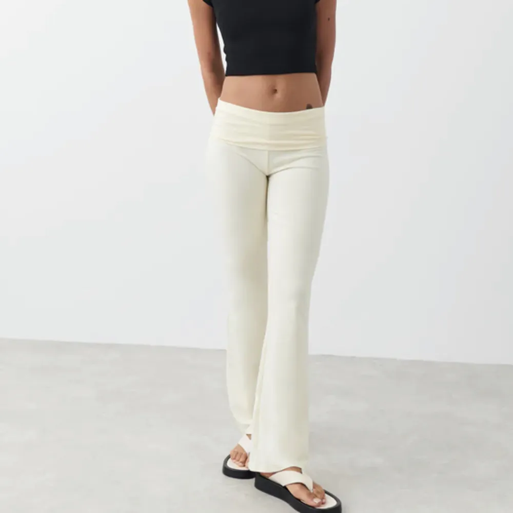 Säljer ett par vita/cream färgade yoga leggings från Gina Tricot. Säljer då de ej kommer till användning, använda 1 gång. Nypris: 360kr. Jeans & Byxor.