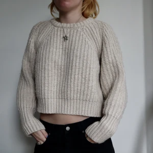 Stickad croppad långärmad tröja i beige - Beige stickad croppad långärmad tröja från Zara. Perfekt skick! Säljer då jag ej använder längre 🕯️