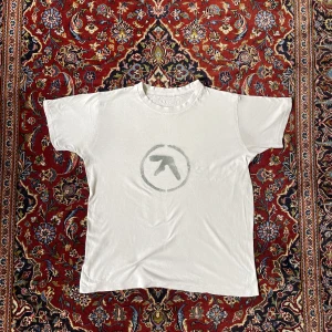 Aphex twin t shirt   - Aphex twin tröja köpt second hand med grymt snyggt print! Storlek S 