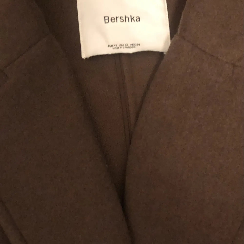 Jättefin kappa från Bershka i storlek xs. Använd typ 3 gånger.  säljer då den inte passar  min stil längre! Köparen står för frakt. Det är bara att skriva om ni har frågor! Nypris 700-800!. Jackor.