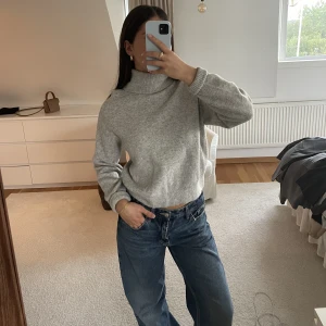 Grå stickad tröja - Grå stickad tröja med polokrage från H&M