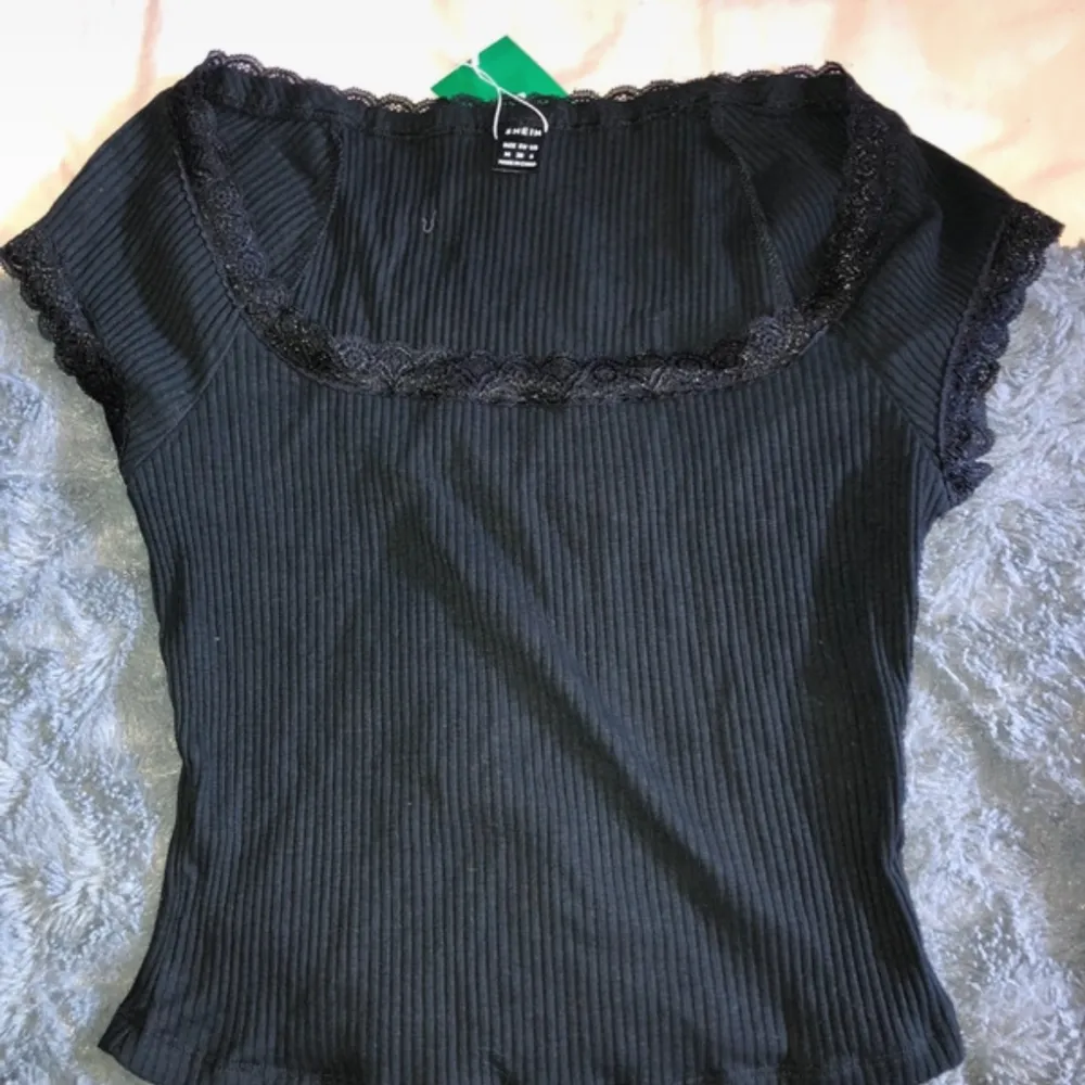 En supergullig tröja från Shein som är helt ny med lappen kvar i storlek M. Säljs då jag rensar kläder💕. T-shirts.
