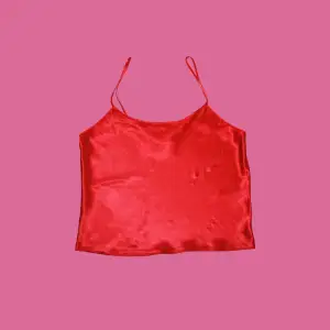 Presenterar denna förträffliga röda top, som är designad för att förhöja din sängkläder-upplevelse med sin lyxiga känsla och eleganta lockelse. 