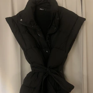 Dunväst - Väst från Gina tricot, använd en gång och säljer då den aldrig kommer till användning. Nypris 600