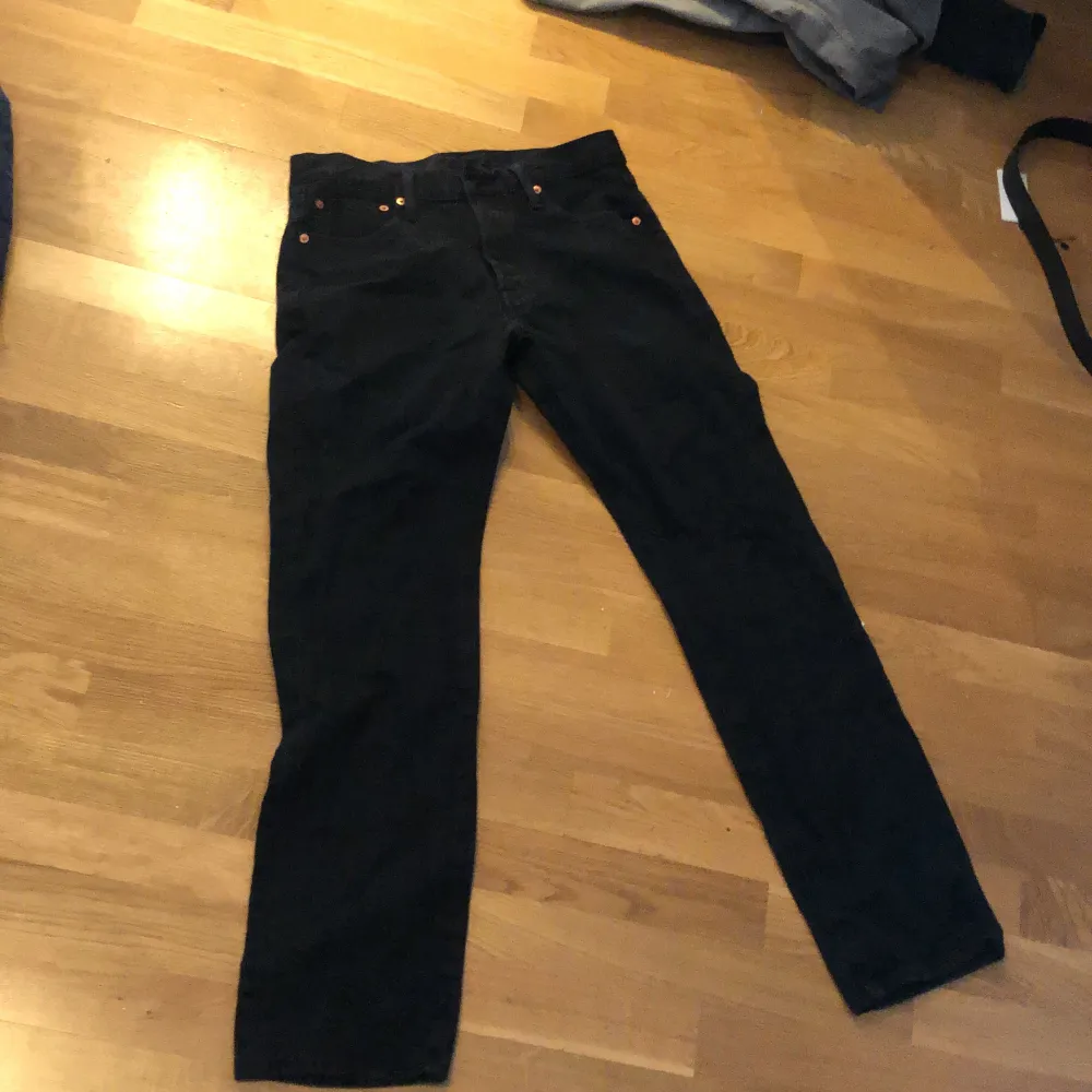 Säljer ett par levis jeans, hel svarta oandvända. Nypris 1100 mitt pris 349 W 30, l30. Jeans & Byxor.