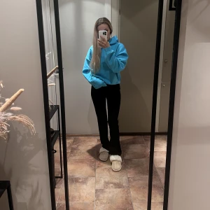 Blå huvtröja🩵 - Croppad huvtröja i smurfblå. Supermjuk på insidan🩵