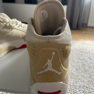 Jordan  - Säljer ett par helt nya Jordan.  Dom är aldrig använda, säljer dom då dom inte passar mig 