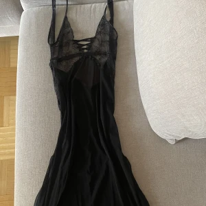 En lång svart kläning - En jätte snygg svart nattlinne/ kläning i svart 