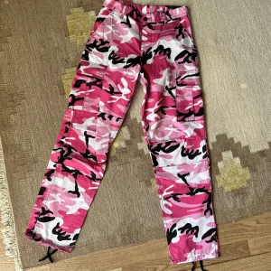 Militär byxor - Feta militärer i rosa! Fint skick! Mycket fickor, spännband i midjan, lägg till ett skärp och snöre vid fotleden.🩷🖤