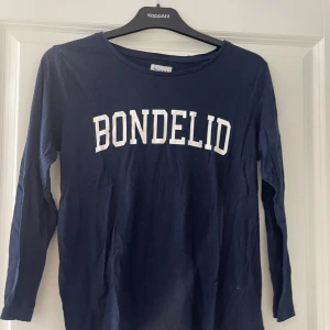 Tröja - Tröja i marinblå färg, tunt och luftigt material. I mycket gott skick 