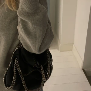 Äkta Stella McCartney väska - Säljer min Stella McCartney väska i mellan storleken!! Väskan har använts men är fortfarande i jättebra skick.