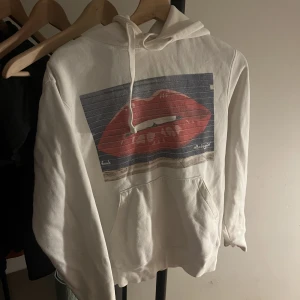 Vit hoodie från the cool elephant🤍 - Använd 1-2 ggr. Jättebra skick! I storlek XS