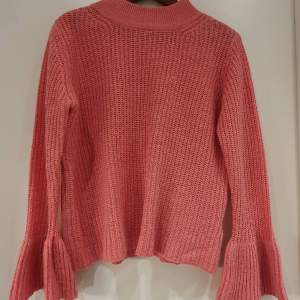 Rosa tröja från Jacqueline de Yong Storlek M 89% Akryl, 20 % Nylon Längd 52 cm, Loose fit, Turtle neck Långa ärmar. Djur och rökfritt hem.