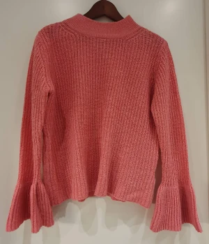 Stickat tröja - Rosa tröja från Jacqueline de Yong Storlek M 89% Akryl, 20 % Nylon Längd 52 cm, Loose fit, Turtle neck Långa ärmar. Djur och rökfritt hem.