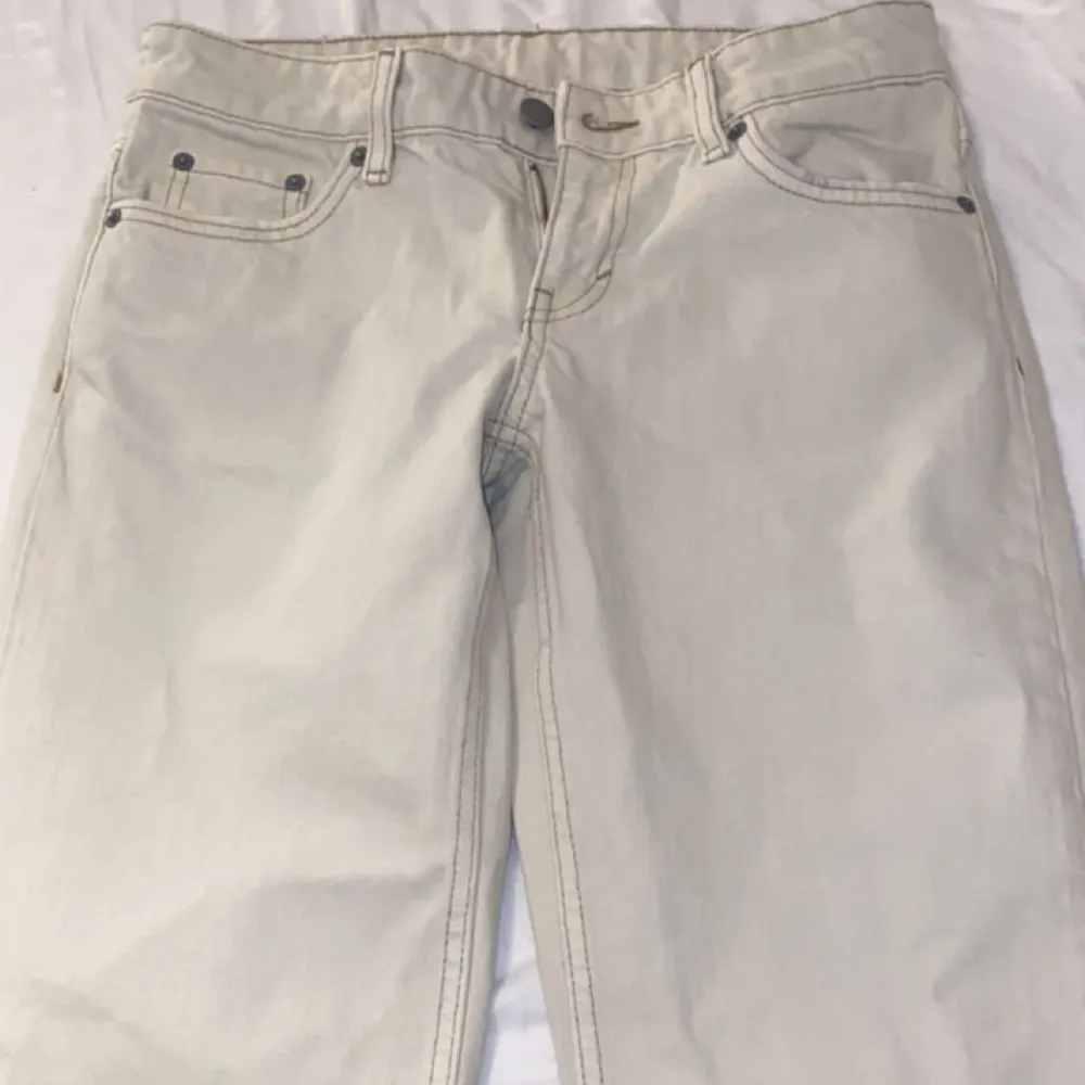Ett par helt oanvända weekday jeans som tyvärr inte passade i längden på mig som 170cm💗 köparen står för frakt!. Jeans & Byxor.