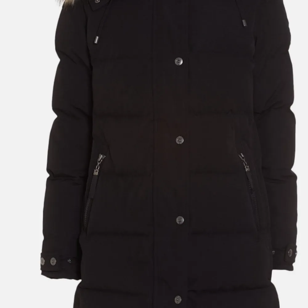 Hollis - svart - subway - coat i storlek 36. Har endast användas ett fåtal gånger. Säljs på bubbleroom för 4299kr. Säljer min för 2000kr ( priset går dock att diskuteras). Jackor.
