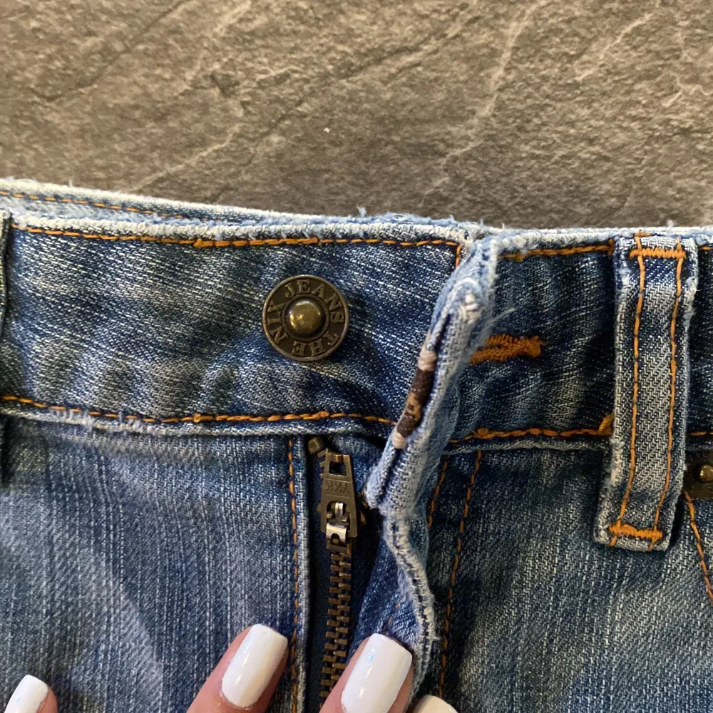 Fina jeans short använd ett par gånger men den har inga difekter vars design! 💗 Anvönd gärna köp nu! Inga bilder på dom är för stora.. 💗💗. Shorts.