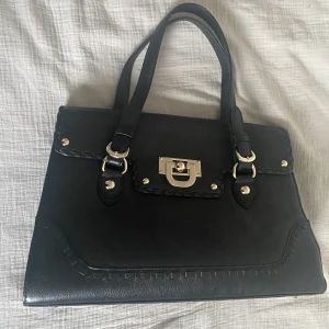 DKNY väska - Väskan är i nyskick och är oänvänd. Väskan är äkta DKNY och läder.