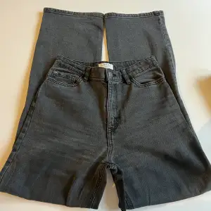 Dessa mom jeans är knappt använda. Modellen är high waist och vida hela vägen. De är i storlek 152.