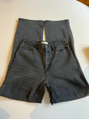 Mom jeans svart - Dessa mom jeans är knappt använda. Modellen är high waist och vida hela vägen. De är i storlek 152.
