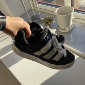 Trendiga adidas skor - Säljer dessa skorna som just nu trendar då de inte längre kommer till användning:) Använda under kanske 1 månad, bra skick. Storlek 40 men skulle mer säga 39-40