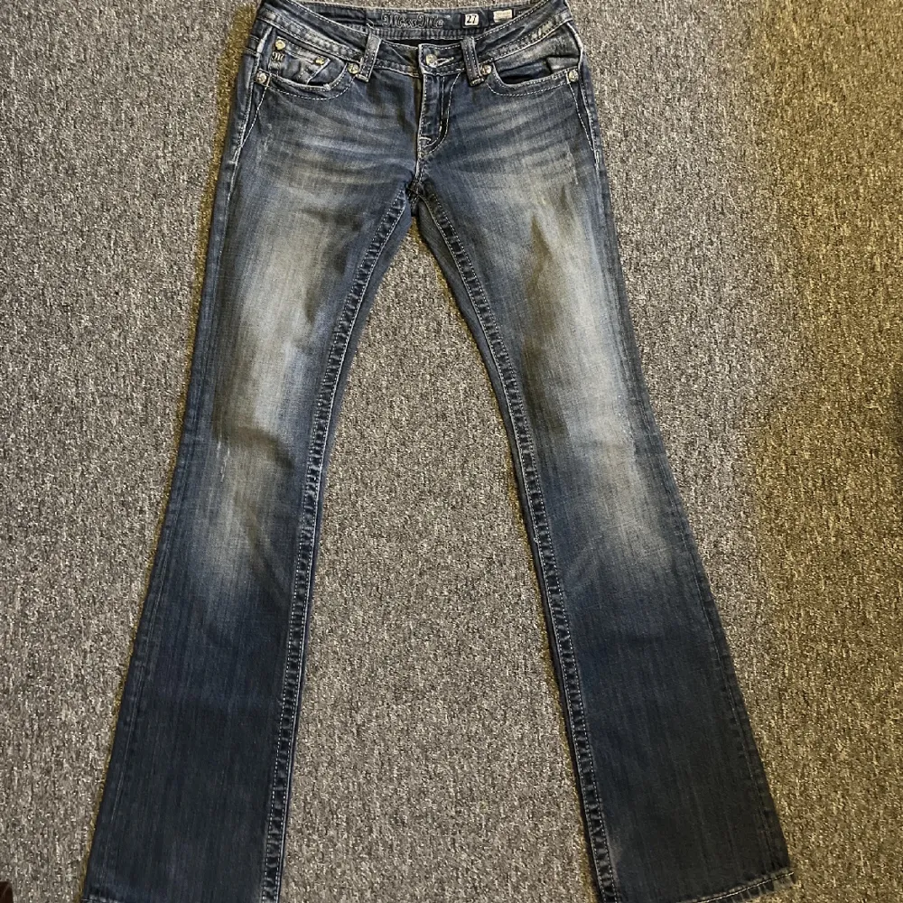 Lågmidjade supersnygga bootcut miss me jeans med paljetter. De saknar en av bakfickeknapparna, men det märks inte pga paljetterna. Mycket bra skick och verkligen en unik design. Skriv gärna o ställ frågor vid intresse ❣️❣️❣️. Jeans & Byxor.