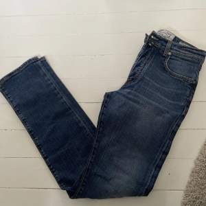 Säljer ett par riktigt fina Jacob Cohen jeans till ett stört bra pris. Nypris 5200kr mitt pris 795, material 99% bomull 1% elastan, sitter som slim fit, skick 10/10. Vid frågor eller funderingar är det bara att höra av sig. Obs köp gärna med postnord!