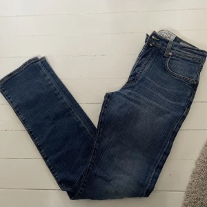 Jacob Cohen jeans - Säljer ett par riktigt fina Jacob Cohen jeans till ett stört bra pris. Nypris 5200kr mitt pris 795, material 99% bomull 1% elastan, sitter som slim fit, skick 10/10. Vid frågor eller funderingar är det bara att höra av sig. Obs köp gärna med postnord!