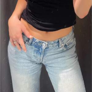 Säljer ett par helt nya Low Waist Arrow Jeans från Weekday! Inga defekter!Midjemåttet tvärs över är 34-35cm! Tyck på köp nu för att köpa de! Ny pris 590kr, säljer för 300 ! ❣️❣️