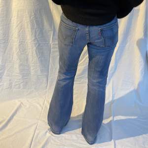 Fina levis jeans i modellen 10529 bootcut, storlek 28x30 MÅTT: midja 37cm, innerbenslängd 76cm