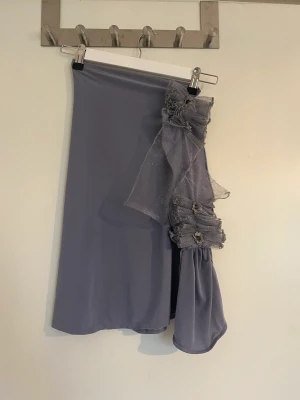 Tubtopp med glitterblommor - Superfin tubtopp med blommor i glitter och räfflad på sidan, är använd men i bra skick