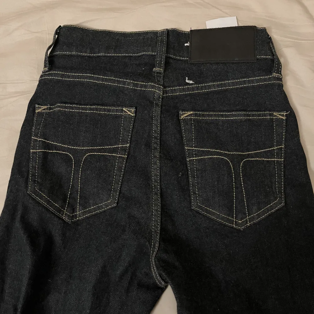 Helt nya jeans ifrån tiger. Högmidjade. . Farkut & Housut.