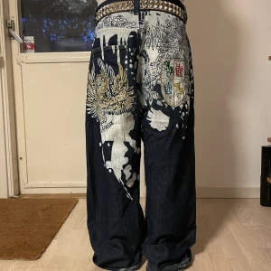 unika baggy jeans - feta jeans med tryck och broderi!  har inte orginalknapp och lite slitna längst ner🌠