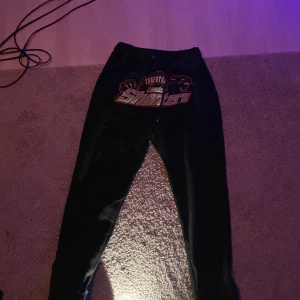 Trapstar shooters byxor - Hej säljer mina trapstar byxor då dom är lite för små för mig. Äkta trapstar Strolek s helt oanvända bara testade en gång. Skick 10/10