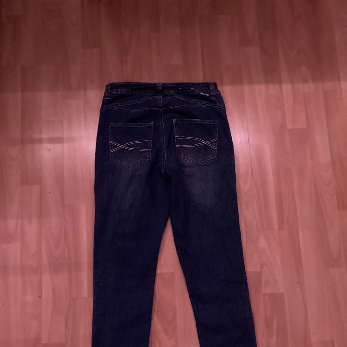 högmidjade jeans men dom e fina på vem som helst  - 90