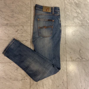 Nudie jeans ”lean Dean” - Rirkgit snygga nudie jeans i modellen ”lean Dean”, byxorna är i toppen skick och storlek 30/32