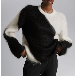 & Other Stories Tröja - Säljer denna tvåfärgade stickade tröjan från & Other Stories. HELT OANVÄND & LAPPEN KVAR. Nypris 1300kr. Säljer då den inte kommer till användning! ❤️