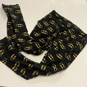 Batman H&M joggers stl M - loosefit stl M och därför allt från 36-46 i mitt tycke som är en 44a. Har ägt både size S och M och sitter likadant. Obs❗️att dessa är trasiga i skrevet och på bla. låren & fläckar från hårfärgsblekning förekommer -se bild 3❕sök på hm.com Artnr: 0330399001