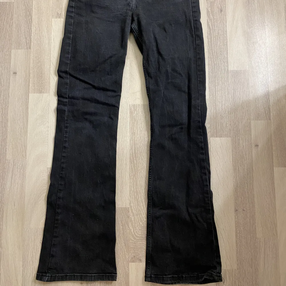 Jättesnygga svarta jeans från BikBok, använd endast några gånger så i stort sätt i nyskick. Säljer pga lite förstora för mig. Kan diskutera priset vid snabb affär💕Nypris: 599kr. . Jeans & Byxor.