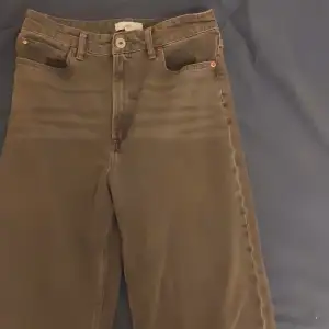 Säljer urvuxna jeans, köpta från h&m. Lite slitna längst ned i benen men är annars i toppskick!